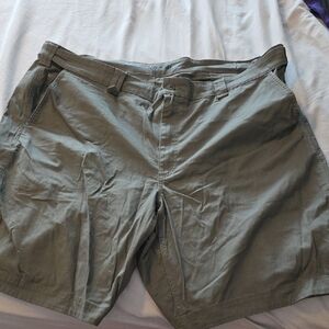 Duluth Trading Co Men's Cargo Shorts in Olive Green
